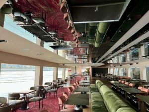 Main Deck Roude Leiw RL Spacious Interior
