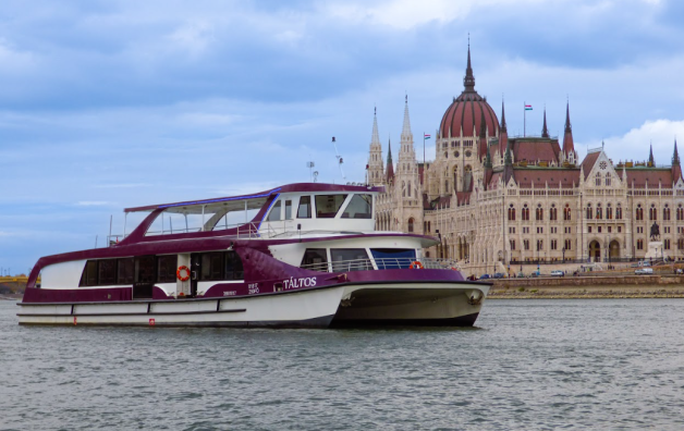 Budapest Sightseeing cruise with Drink Bar at the Parliament