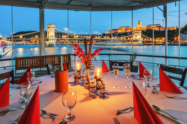 Budapest Private Cruise Rental Stadt Wien Cruise Ship dinner