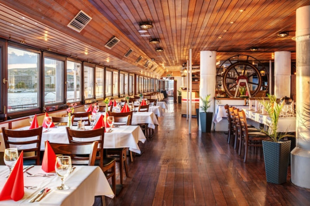 Seated 4-Course Served Premium Menu  – Private Boat Rental Budapest