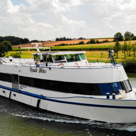 Roude Leiw Private Ship Rental Budapest River Cruise
