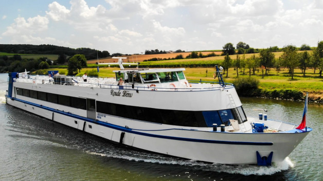 Roude Leiw Private Ship Rental Budapest River Cruise