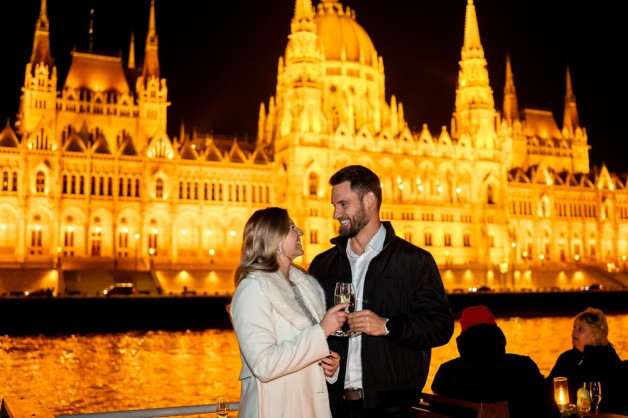 Budapest NYE Unlimited Prosecco cruise Dec 31 historical boats Sparkling Wine