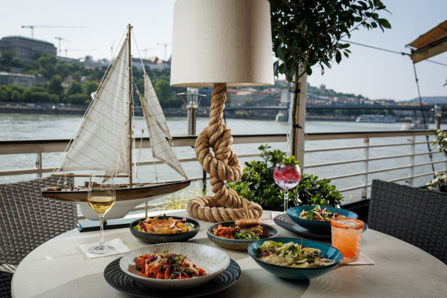 Served Lunch / Dinner Menu on Panorama Boat Budapest