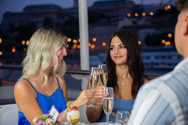Budapest Summer Terrace Dinner Cruise – Open-Air Danube Dinner & Lights